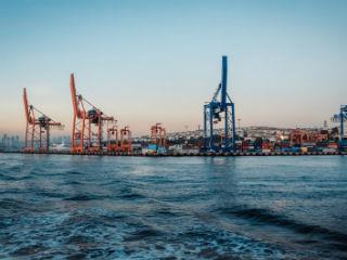 Η θαλάσσια οικονομία, η οποία αντιπροσωπεύει το 1,3 % του συνολικού ευρωπαϊκού ακαθάριστου εγχώριου προϊόντος, αποτελεί έναν δυναμικά αναπτυσσόμενο τομέα με κύκλο εργασιών ύψους 566 δισεκατομμυρίων ευρώ, παράγει προστιθέμενη αξία ύψους 174 δισεκατομμυρίων ευρώ και παρέχει θέσεις απασχόλησης για 3,5 εκατομμύρια άτομα στην Ευρώπη. 