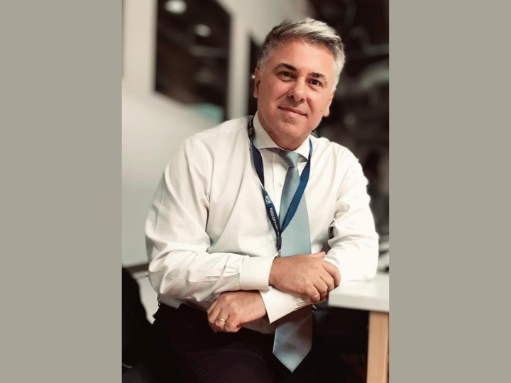 Στην παρούσα συνέντευξη, ο Θάνος Νιφόρος αναλύει τον κρίσιμο ρόλο των επιμελητηρίων στην υποστήριξη της οικονομικής ανάπτυξης και των επιχειρηματικών πολιτικών, προσφέροντας διορατικές απόψεις για τις προκλήσεις και τις ευκαιρίες που εμφανίζονται στον ορίζοντα.