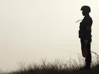 Για να επανέλθουμε ωστόσο στη ΝΑ Ασία, θα πρέπει να επικεντρωθεί η προσοχή μας στις κινεζικές πρωτοβουλίες για εντονότερη στρατιωτική παρουσία του Πεκίνου στην νότια πλευρά της Θάλασσας της Κίνας, γεγονός που ήδη προκαλεί κρίση στις σχέσεις Κίνας-Βιετνάμ. Συγκεκριμένα, η κινεζική πλευρά έχει εδαφικές απαιτήσεις σε ένα νησί που το 1957 είχε εκχωρηθεί στο Βιετνάμ για πολιτικούς λόγους και τώρα διεκδικείται η επιστροφή του. Το θέμα αυτό είναι σοβαρό γιατί όλα δείχνουν ότι, μέσω μιας επίδειξης δυνάμεως, το Πεκίνο θα επιδιώξει να το διεθνοποιήσει.