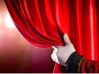 Ήδη ο μοιραίος κ. Τσίπρας, αιφνιδιάζοντας τους πάντες για πολλοστή φορά, εξήγγειλε παροχή εφ’ άπαξ ποσού 300 – 500 ευρώ σε χαμηλοσυνταξιούχους και διατήρηση χαμηλού ΦΠΑ στα νησιά του ανατολικού Αιγαίου εκ του προκήψαντος «πλεονάσματος». Όταν ο κ. Σαμαράς, προ των ευρωεκλογών 2014, μοίρασε 500 εκ. ευρώ από το τότε πλεόνασμα ως «κοινωνικό μέρισμα», ο κ. Τσίπρας δήλωνε ακάθεκτος: «Το πλεόνασμά τους είναι σεσημασμένο για τους Έλληνες. Σ’ αυτό κρύβονται όλες οι αμαρτίες, όλες οι πληγές, όλη η σήψη, όλη η απάτη της σημερινής πολιτικής».