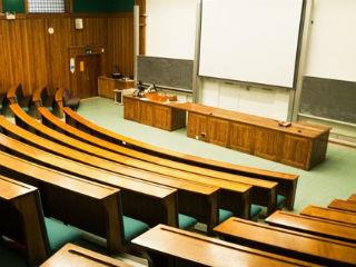 Εστιάζοντας στα προβλήματα της γλώσσας, διαπιστώνουμε συχνά ότι ένα, όχι ευκαταφρόνητο, ποσοστό φοιτητών μας γνωρίζει μέτρια τη μητρική γλώσσα.