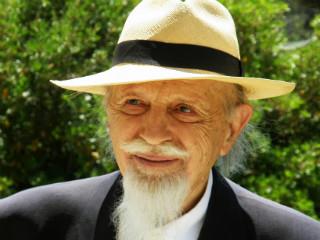 Το κέρδος μας ως πολίτες πρέπει να το εισπράττουμε τώρα, σαν μια μπροστάντζα της χαράς που προσφέρουμε στον άλλο. Βέβαια, ο Μπέρτραντ Ράσελ είχε κατηγορήσει τον Αριστοτέλη για εγωισμό. Φαίνεται ότι και οι μεγαλοφυΐες δεν εμποδίζονται να λένε πότε-πότε και καμιά σαχλαμάρα, γιατί είναι δεσμευμένοι από τα δεσμά υψηλών θεωριών» παρατηρεί. «Αλλο αν ο Ράσελ -Βρετανός, φιλόσοφος και ειρηνιστής με Νομπέλ Λογοτεχνίας το 1950- έχει αφήσει εμβληματική κληρονομιά εναντίον κάθε είδους φανατισμού, τη φράση του: “Δεν θα πέθαινα ποτέ για τις ιδέες μου, γιατί μπορεί να έκανα λάθος”»