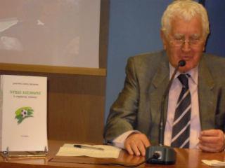 Ογδόντα τριών ετών σήμερα και με την επάρατο να τον απειλεί, ο Δημήτρης Θεοφάνης, αέρινος έξω δεξιά του ΠΑΟ εκείνα τα χρόνια, είναι μία πλούσια σε συναισθήματα προσωπικότητα. «Στο βιβλίο μου», λέει, «δεν έγραψα αυτά που θυμόμουν, αλλά αυτά που ήθελα να ξεχάσω. Έγραψα την ζωή ενός ανθρώπου που ξεκίνησε από το τίποτε, δεν έκανε τίποτε και όταν έφυγε δεν άφησε τίποτε».