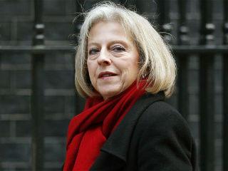  Η Τερέζα Μέι έδειξε αλληλεγγύη απέναντι στον Κάμερον στην καμπάνια υπέρ της Παραμονής, όμως έμεινε στο παρασκήνιο εκείνη την πυρετώδη περίοδο. Η νέα πρωθυπουργός, όπως λέγεται εκ των έσω, πάντοτε είχε μια αρκετά σκεπτικιστική προσέγγιση για την Ευρωπαϊκή Ένωση.