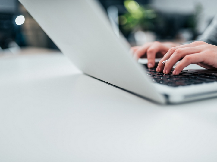 «Η τηλεργασία ήρθε για να μείνει. Τη νέα αυτή πραγματικότητα την είχε ήδη επιβάλει σ’ ένα βαθμό η ψηφιοποίηση και οι νέες τεχνολογίες στην παραγωγική διαδικασία και η πανδημία την ανέδειξε βίαια ως γενική μορφή απασχόλησης εξ αποστάσεως.»