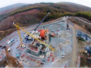 Η απάντηση είναι ότι αυτό που δεν θα μπορούσε να συμβεί σε καμία ευρωπαϊκή ή άλλη πολιτισμένη χώρα – και συμβαίνει εδώ – είναι η καθήλωση ενός μεγαλεπήβολου επενδυτικού σχεδίου, από το οποίο προσδοκάται η δημιουργία πολλών χιλιάδων θέσεων εργασίας, η αναβάθμιση της ακτής της Αττικής κατά μήκος του Σαρωνικού, ο θετικός αντίκτυπος στις τιμές της γης και οι γενικότερες ευεργετικές συνέπειες για την πολύπαθη οικονομία μας, λόγω ενστάσεων από δασάρχες και αρχαιολόγους περί «αρχέγονου δάσους» και «υπόγειου Παρθενώνος», οι οποίες ουδέποτε είχαν έστω διατυπωθεί κατά την επί εβδομηκονταετία λειτουργία του αεροδρομίου του Ελληνικού και την ακολουθήσασα δεκαπενταετία εγκατάλειψής του.