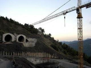 Αξίζει να αναφέρουμε ότι το χρηματοδοτικό μοντέλο των οδικών αξόνων, όπως έχει διαμορφωθεί, στηρίζεται ισομερώς (άνω του 50%) σε κεφάλαια του Δημοσίου και της Ε.Ε. και στα έσοδα από τα διόδια.