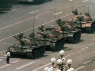 Στην πλατεία ΤιενΑνΜεν του Πεκίνου, ένας φοιτητής –του οποίου η ταυτότητα παραμένει άγνωστη μέχρι σήμερα– ορθώνει το ανάστημά του σε μία κολώνα από 17 τεθωρακισμένα άρματα μάχης και προσπαθεί να τα εμποδίσει να επιτεθούν στους 110.000 και πλέον Κινέζους φοιτητές οι οποίοι βρίσκονται στην πλατεία, ζητώντας ελευθερία και δημοκρατία.