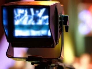 Όμως πέρα από απαγορευτικές διαδικασίες, που έχει επιβάλει η κυβέρνηση για τις νέες αδειοδοτήσεις, αυτήν που πλειοδοτικού διαγωνισμού με αρχικό ποσό αυτό των τριών εκατομμυρίων ευρώ, υπάρχει και μια δεύτερη ζαβολιά, αυτή που έχει να κάνει με την προκήρυξη διαγωνισμού, για  το σύνολο των πανελλαδικών αδειών, πέραν του γενικού και του θεματικού περιεχομένου καθώς  και των περιφερειακών.