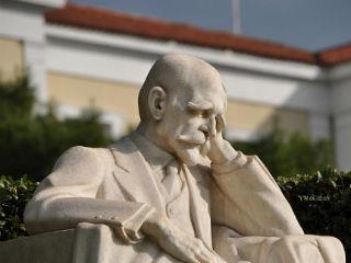 Μπορεί να ζούμε σε μια άχρονη χώρα, όμως τελικά είναι πολύ βολική η εκδοχή της ατέρμονης οφειλής, άρα και της μόνιμης διαπραγμάτευσης για δήθεν κάτι καλύτερο. Δεν είναι μακριά η ώρα που τα ταξικά συμπλέγματα διαφοροποίησης θα έλθουν στην επιφάνεια, όπως οι εμφυλιοπολεμικές αναμνήσεις. Άλλωστε η κρίση, ξάπλωσε στο ντιβάνι τον νεοέλληνα όχι ως υποκείμενο αντίδρασης για το μέλλον αλλά ως υποκείμενο παθητικής υποταγής στο ιστορικό παρελθόν του.