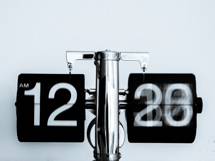 Κατά τα λοιπά, υπάρχουν και κάποιοι αφελείς κοινωνιολόγοι που ασχολούνται με την μελέτη του ελεύθερου χρόνου, τονίζοντας μάλιστα ότι όσο μπαίνουμε βαθύτερα στην ψηφιακή εποχή, είναι πολύ πιθανό ο ελεύθερος χρόνος να αντικαταστήσει τη «συσσώρευση υλικού πλούτου».