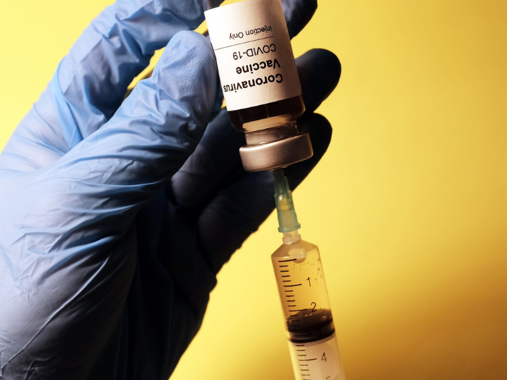 «Το πρόβλημα με τους αρνητές του εμβολιασμού είναι ότι χλευάζουν τη νοημοσύνη μου. Θέματα όπως η ελευθερία της επιλογής και η προσωπική ευθύνη, τα έχουν γραμμένα σε καλά κρυμμένα κιτάπια.»