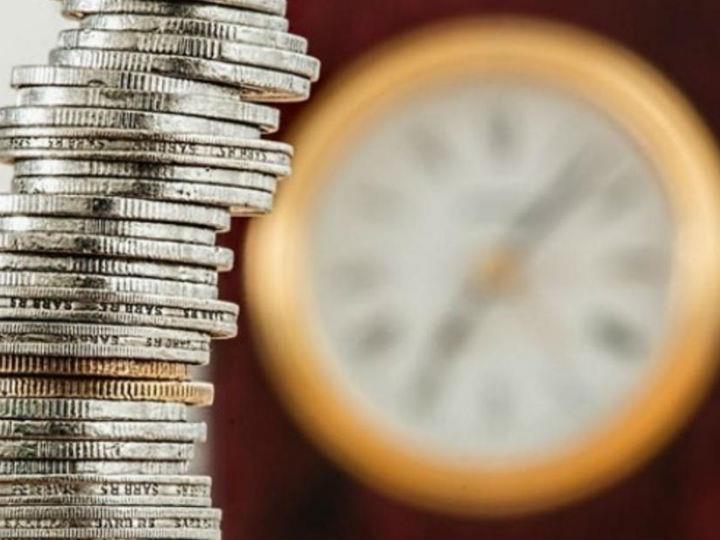 «Θα ζήσουμε την απόλυτη προσομοίωση των συμβολικών νόμων της οικονομίας: προσωρινή αναστολή δαπανών (με πιθανότητα μονιμοποίησης κάποιων περικοπών) επειδή όσο επίδομα/αποζημίωση και αν μας δοθεί από τις κυβερνήσεις, η αβεβαιότητα μελλοντικών εισοδημάτων/μισθών/κερδών θα φέρει -υποτίθεται- στην ίδια μοίρα τον επιχειρηματία και τον εργαζόμενο.»