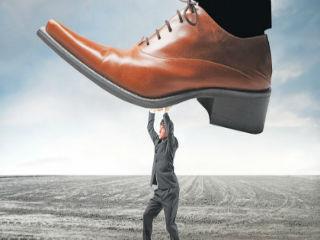 Υπό αυτή την έννοια, ο ολοκληρωτισμός διαφέρει αισθητά από μία δικτατορία, τόσο ως προς τις προθέσεις όσο και ως προς τις πρακτικές του. Επί των διαφορών αυτών υπάρχει υπεράφθονη ιστορική και φιλοσοφική βιβλιογραφία, που αποδεικνύει και του λόγου το αληθές.