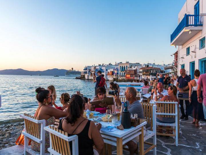 «Επιχειρηματική βιωσιμότητα, απασχόληση και ομαλότητα στην αγορά σημαίνουν ρευστότητα. Όπως κι αν εξελιχθούν τα πράγματα. Τα ελληνικά ξενοδοχεία για να μείνουν ζωντανά, για να είναι όρθια και το 21 και το 22 και μετά, θα πρέπει τώρα να βοηθηθούν εκεί που πραγματικά πονάνε, στη ρευστότητά τους.»