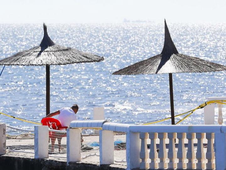 Οι προτεινόμενες συνθήκες και προδιαγραφές υγιεινής, οι αποστάσεις μεταξύ τραπεζοκαθισμάτων, η κατάργηση του μπουφέ στα γεύματα, οι έλεγχοι κατά την είσοδο, παραμονή και αποχώρηση, οι όροι και οι περιορισμοί για τις οδικές μετακινήσεις από και προς τα ξενοδοχεία, οδηγούν πολλούς επιχειρηματίες στην διαπίστωση ότι επί της ουσίας η λειτουργία θα είναι αδύνατη, ασύμφορη και εν τέλει ότι δεν θα παρέχεται τουριστικό προϊόν.