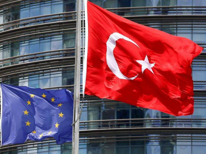 «Ο σκληρός πυρήνας Γερμανίας, Ιταλίας και Ισπανίας αντιστοιχεί προς το μείζον τρίγωνο των τριών φασιστικών κρατών του Μεσοπολέμου. Περιώνυμοι οι τότε δικτάτορες Χίτλερ, Μουσολίνι, Φράνκο. Και από κοινού οι τότε φασίστες ηγέτες Ουγγαρίας και Βουλγαρίας. Φιλική προς τον Αξονα και η Τουρκία.»