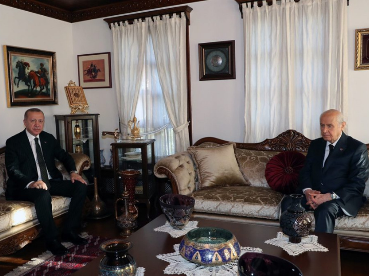 «Η Ελληνική πλευρά μετά την εισβολή στην Κύπρο το 1974 όχι μόνο δεν έχει επιδείξει επιθετικές διαθέσεις απέναντι στην Τουρκία, αλλά αντίθετα έχει κάνει υποχωρήσεις και μάλιστα σημαντικές, που σε μεγάλο βαθμό εμποδίζουν την άσκηση κυριαρχικών δικαιωμάτων της, όπως είναι η το κλείσιμο των κόλπων, οι γραμμές βάσης και τέλος η αύξηση της αιγιαλίτιδας ζώνης στα δώδεκα μίλια.»