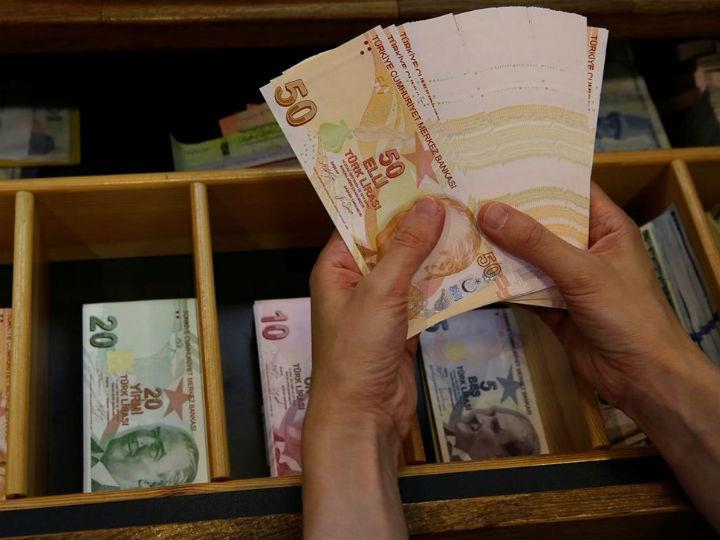 Παρά τη φιέστα του Ρετζέπ Ταγίπ Ερντογάν στο πλαίσιο της «ανακάλυψης του μεγαλύτερου κοιτάσματος φυσικού αερίου», η τουρκική λίρα βρέθηκε σε νέα ιστορικά χαμηλά, στο 7,41, ως προς το δολάριο.