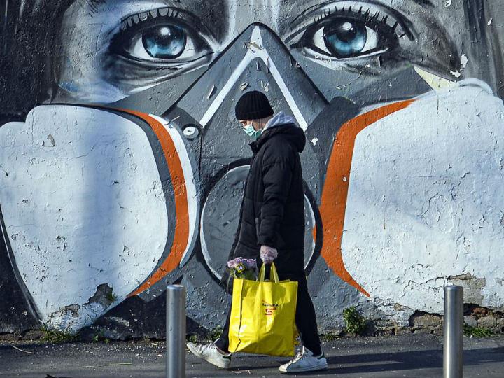 «Με τα σημερινά δεδομένα, δεν μπορεί να αποκλειστεί μια αναζωπύρωση των κρουσμάτων το φθινόπωρο που θα ασκήσει πιέσεις για επαναφορά των περιοριστικών μέτρων, Αυτά τα νέα ρίσκα, ακόμα και αν δεν ενσωματώνονται ποσοτικά στις προβλέψεις, λαμβάνονται υπόψη κατά τη λήψη των οικονομικών αποφάσεων, παράγοντας αρνητικά οικονομικά αποτελέσματα.»