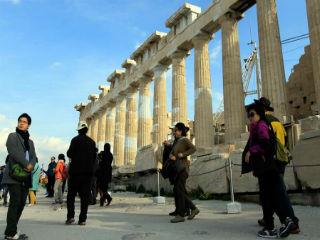 Όση καλή πρόθεση και να θέλει να επιδείξει ένας παρατηρητής, τα γεγονότα τού αφαιρούν αυτή την δυνατότητα. Διότι από τα διαθέσιμα στοιχεία και τις εξελίξεις γίνεται ηλίου φαεινότερον ότι το πρώτο τετράμηνο του 2015 ήταν καταστροφικό για μία ήδη βαρειά πληγωμένη οικονομία –και η πορεία δεν λέει να πάρει τέλος. 