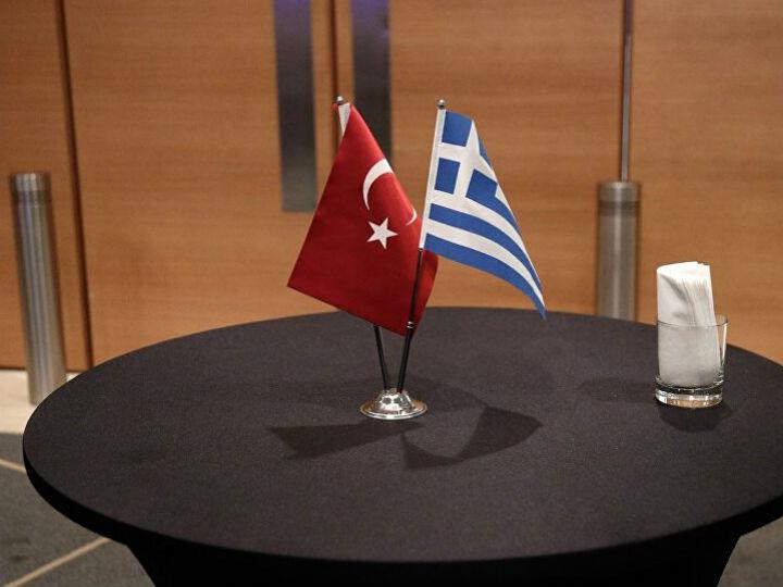 Από την δεκαετία του 1970 η Τουρκία θεωρεί μια επέκταση των ελληνικών χωρικών υδάτων στο Αιγαίο στα 12 ναυτικά μίλια ως «casus belli» (αιτία πολέμου), ενώ η Ελλάδα επί μακρόν απέφυγε την ανακήρυξη Αποκλειστικής Οικονομικής Ζώνης (ΑΟΖ) στην Μεσόγειο για να αποφύγει μια σύγκρουση με την Τουρκία. Oι πρόσφατες συμφωνίες για τις ΑΟΖ με Ιταλία και Αίγυπτο ήταν οι πρώτες που έχει συνάψει.
