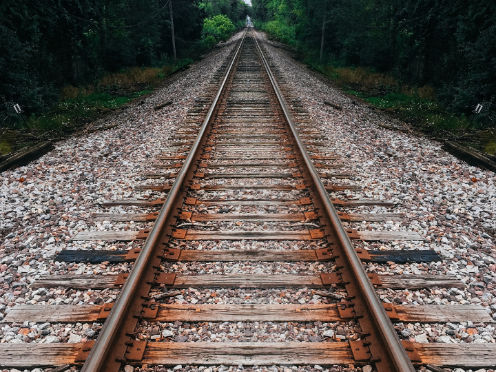 Είναι ένα τρένο στον αυτόματο που μονίμως δεν βλέπει απέναντι την σύγκρουση.