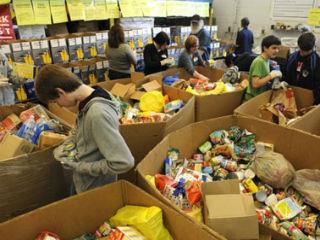 Σύμφωνα με την μελέτη του ΙΟΒΕ, τα τελευταία χρόνια λόγω της κρίσης στην χώρα μας έχει αυξηθεί αισθητά ο αριθμός των ατόμων που αντιμετωπίζουν επισιτιστική ανασφάλεια ή ένδεια –δηλαδή δεν έχουν ασφαλή πρόσβαση σε επαρκείς ποσότητες ασφαλών και θρεπτικών τροφίμων για την φυσιολογική τους ανάπτυξη και για μία δραστήρια και υγιή ζωή. Όπως εκτιμάται, το 2015 αντιμετώπιζαν στην Ελλάδα επισιτιστική ανασφάλεια 1,4 εκατομμύρια άτομα, δηλαδή το 12,9% του πληθυσμού, έναντι αντίστοιχου ποσοστού 7,1% το 2008. Ιδιαίτερα έντονο είναι το πρόβλημα της επισιτιστικής ένδειας σε ευάλωτες ομάδες του πληθυσμού.