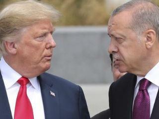 Ο Ερντογάν που έχει μέτωπο με τους Κούρδους, εντός των συνόρων του στην ανατολική Τουρκία, είδε τον διαφαινόμενο γι’ αυτόν κίνδυνο από μια κουρδική οντότητα στο νότο του, και αποφάσισε όπως εδώ και καιρό απειλούσε, να εισέλθει σε μια ζώνη τριάντα και πλέον χιλιόμετρων εντός του συριακού εδάφους.