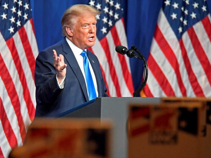 «Δεν πρόλαβαν να ανακουφιστούν οι οθόνες μας από την απουσία των αναρτήσεων του Τραμπ και γέμισαν με άρθρα που επιχειρηματολογούν πως εδώ έχουμε να κάνουμε με μια κατάφωρη παραβίαση της ελευθερίας του λόγου, και μάλιστα από ιδιωτικές εταιρείες.»