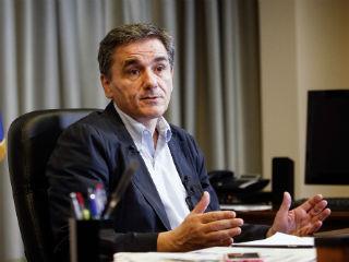 Σημαντικές δράσεις στην προσπάθεια αυτή είναι η βελτίωση του επιχειρηματικού περιβάλλοντος, η ενίσχυση της αποτελεσματικότητας της δημόσιας διοίκησης και η επιτάχυνση της απονομής της δικαιοσύνης. Η βασική αρχή της αναπτυξιακής στρατηγικής είναι να επικεντρωθεί όχι μόνο σε μεγάλα επενδυτικά έργα αλλά κυρίως σε καινοτόμα τμήματα της οικονομίας που προσανατολίζονται προς τις εξαγωγές και μπορούν να επωφεληθούν από το εξειδικευμένο εργατικό δυναμικό εκμεταλλευόμενα στον μέγιστο βαθμό τα συγκριτικά πλεονεκτήματα της ελληνικής οικονομίας.