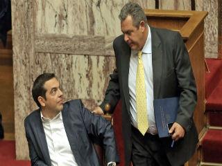 Η κυβέρνηση (δια στελεχών της) απαντά πως αφενός «δεν υπάρχουν εκβιάσιμα στοιχεία» για να τα αξιοποιήσει ο πρώην εταίρος της και, αφετέρου, ακόμα και εάν υπήρχαν θα εξέθεταν και τον ίδιον αφού θα εμφανιστεί τώρα ότι «τα ήξερε και σιωπούσε». Άπαντες όμως καταλήγουν στο συμπέρασμα ότι η εικόνα που βγαίνει προς τα έξω είναι «επιεικώς νοσηρή» και η συμπεριφορά του κ.Καμμένου πλήττει, εν τέλει, τον πρωθυπουργό.