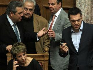 Επισημαίνουμε επίσης ότι, στην εποχή του Διαδικτύου και της υπερπληθωρικής πληροφόρησης, δεν υπάρχει η δικαιολογία τού «δεν ήξερα». Οι 360.000 τύποι που ψηφίζουν Χρυσή Αυγή γνωρίζουν πολύ καλά τί κάνουν και τί επιλέγουν. Το ίδιο ισχύει και για αυτούς που έφεραν στην εξουσία τον ακροδεξιοαριστερό συνασπισμό. Αν τώρα κάποιοι από αυτούς θα πληρώσουν σπασμένα «καλά να πάθουν», θα έγραφε και ο Μαν. Βασιλάκης.