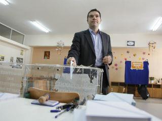 Αν θέλει να αποδράσει απο τις ευθύνες τους ο Τσίπρας δεν έχει παρα να παραδώσει την κυβέρνηση σε υπερκομματικές προσωπικότητες και να στηρίξει με την κοινοβουλευτική του ομάδα τα μέτρα που αυτός υπέγραψε με τους δανειστές.