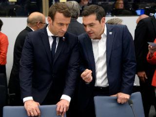 Από την άποψη αυτή, το ελληνικό πρόβλημα προσφέρει στον Εμμ. Μακρόν μία ευκαιρία να δείξει ότι έχει ηγετικό ρόλο στην Ευρωπαϊκή Ένωση – αλλά το ερώτημα είναι μέχρι πού μπορεί να πάει με συνομιλητή του τον Αλ. Τσίπρα. Επίσης, ο Γάλλος πρόεδρος γνωρίζει πολύ καλά ότι η «ελληνική ασθένεια» είναι ανίατος. Ιδιαίτερα δε με την σημερινή κυβέρνηση, η οποία κοροϊδεύει εαυτόν και αλλήλους. Όμως, αν καταφέρει να προσφέρει κάποια ψίχουλα στον Αλέξη Τσίπρα μετά την ακύρωση της πολιτικής στρατηγικής του που είχε αιχμή το χρέος; Για την Γαλλία έχει σημασία γιατί θα προσδώσει κάποιους πολιτικούς πόντους στο Μέγαρο των Ηλυσίων, που αναζητεί βηματισμό.