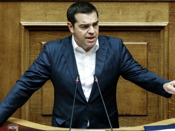 ‘’Γνωρίζω, όπως γνωρίζουν όλοι, ότι ο κ. Μητσοτάκης με την πρόταση της Κατερίνας Σακελλαροπούλου δεν επιχειρεί μία υπέρβαση, αλλά μία ακόμη επικοινωνιακή ντρίπλα. Φοβάμαι όμως ότι στο τέλος, χωρίς να το καταλαβαίνει, ντριπλάρει τον ίδιο του τον εαυτό, ακυρώνει το ίδιο του το κόμμα και τον πυρήνα των ιδεών που έχει υιοθετήσει’’.