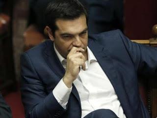 Οι Ευρωπαίοι ηγέτες και εκπρόσωποι των θεσμών, από την πλευρά τους, παρακολουθούν έκπληκτοι τον τέως πρωθυπουργό κ. Αλ. Τσίπρα να εξηγεί χωρίς αιδώ ότι δεν πιστεύει στην χρησιμότητα των μέτρων που συμφώνησε με τους εταίρους, παρά το γεγονός ότι τα περισσότερα από αυτά είχαν προταθεί από την δική του κυβέρνηση στο πλαίσιο της διαπραγματεύσεως που προηγήθηκε του δημοψηφίσματος για το «όχι».