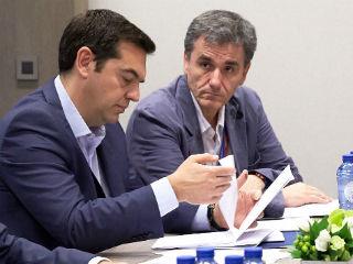 Αν δεν κάνω λάθος, ο ΣΥΡΙΖΑ και οι ΑΝΕΛ συγκυβερνούν κοντά τρία χρόνια. Άρα, αυτοί είναι υπεύθυνοι για τις όποιες πολιτικοοικονομικές συνθήκες έχουν δημιουργηθεί στη χώρα. Ας μην αναζητούν λοιπόν πολιτικά άλλοθι στους άλλους, για την ανεπάρκεια και την ανικανότητα τους.