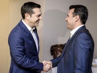 Κι ενώ όλα επρόκειτο να τελειώσουν την Κυριακή στις Πρέσπες, ξαφνικά η υπόθεση Σκόπια κατά κάποιο ανώνυμο αξιωματούχο μπλοκάρισε. Είχε προηγηθεί η δήλωση Κοτζιά, σύμφωνα με την οποία οι διαπραγματεύσεις των δύο ΥΠΕΞ ολοκληρώθηκαν με επιτυχία και απέμενε η επισφράγιση της συμφωνίας από Τσίπρα και Ζάεφ.