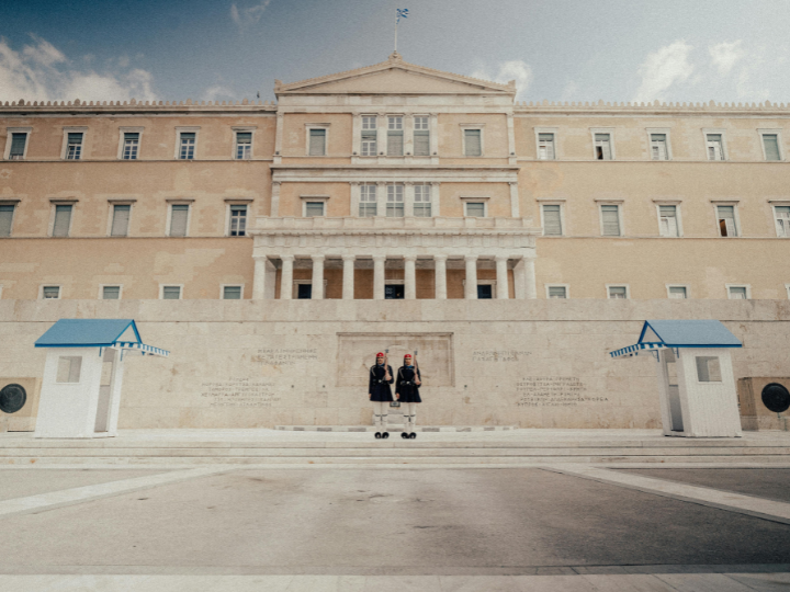 Την ίδια στιγμή σε άλλους πολιτικούς χώρους, ο λαϊκισμός, η χυδαιότητα, η συνωμοσιολογία και παραπληροφόρηση, επιβαρύνουν ένα ήδη τοξικό κλίμα.
