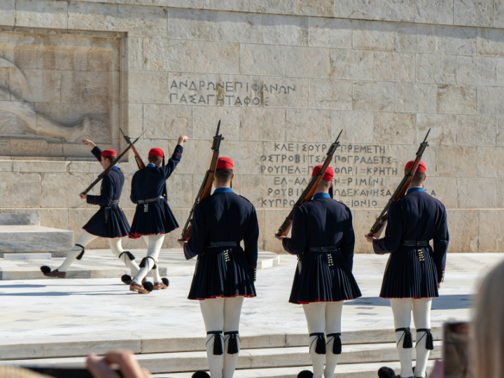 Αντί το σύστημα να μεριμνά ώστε να εφοδιάζει τον πολίτη με δεξιότητες και γνώσεις για την καλύτερη αξιοποίηση των δυνατοτήτων του σε μία συνεχώς εξελισσόμενη διεθνή αγορά, μέρος της οποίας ήταν και είναι η ελληνική, μεριμνούσε, αντίθετα, για την διασφάλιση της «δια βίου» απασχόλησής του ασχέτως παραγωγικής συμβολής.