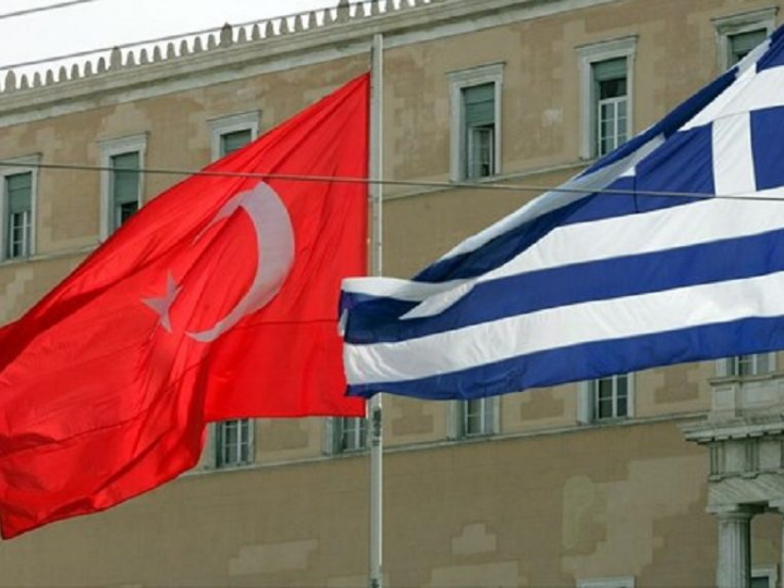 «Eνώ τα τουρκικά καθοδηγούμενα από το καθεστώς ΜΜΕ, κάνουν έκτακτα δελτία για δήθεν παρενόχληση του Τσεσμέ από ελληνικά μαχητικά στο Αιγαίο, φορτίζοντας το κοινό τους, που καταπίνει αμάσητο το αφήγημα της επιθετικής Ελλάδας, ατενίζοντας ματωμένες σημαίες και καλώντας το λαό να δώσει και πάλι το αίμα του, στη χώρα μας εν μέσω lockdown, τα κανάλια που είναι το μοναδικό μέσο επαφής μας με τον έξω κόσμο, μας πλασάρουν τηλεοπτικά σκουπίδια, που μπαίνουν ολημερίς στα σπίτια μας.»