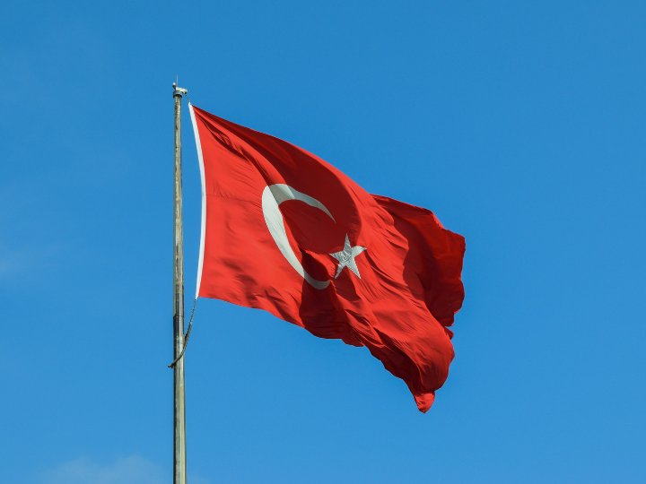 «Πριν Αλέκτωρ φωνήσαι τρεις στις 24 Απριλίου Τουρκικά μαχητικά, άνευ λόγου και αιτίας, έκαναν υπερπτήσεις πάνω από μεγάλα ελληνικά νησιά παραβιάζοντας τον εθνικό εναέριο χώρο της Ελλάδας.»