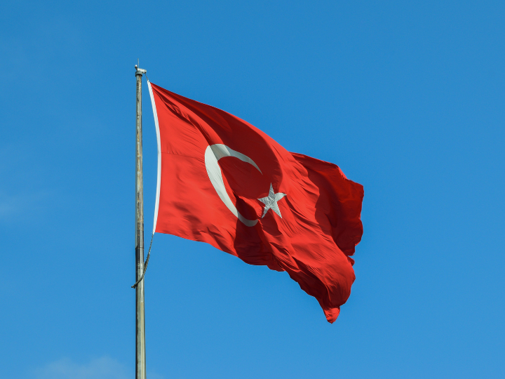 Πριν από μόλις ένα χρόνο η ισοτιμία του νομίσματος της Τουρκίας διαμορφωνόταν στις 8,5 τουρκικές λίρες προς ένα δολάριο, ενώ σήμερα ένα δολάριο αντιστοιχεί σε 17,30 τουρκικές λίρες.