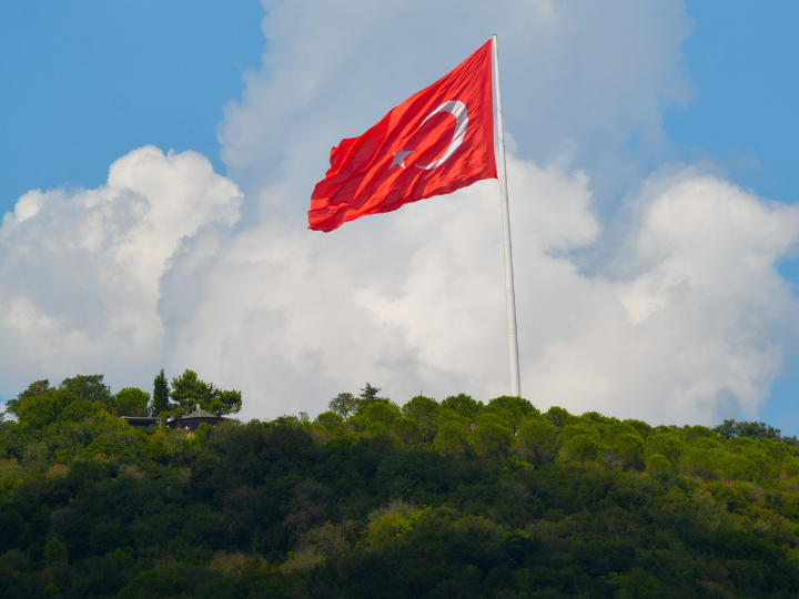 Παράλληλα, σύμφωνα με ανάλυση του «Economist» (19/9) η Τουρκία αναδεικνύεται στη δεύτερη «ηγέτιδα νέα χώρα – εξαγωγό πολεμικού υλικού» μετά τη Νότια Κορέα. Μεταξύ 2018 και 2022 οι τουρκικές εξαγωγές όπλων αυξήθηκαν κατά 69% σε σχέση με την προηγούμενη πενταετία (SIPRI).