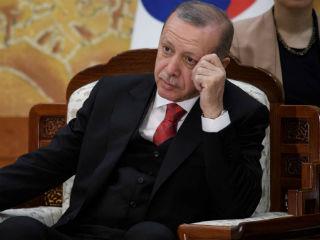 Ο κ. Ιμάμογλου, ο κοσμικός και σοσιαλδημοκράτης υποψήφιος του Ρεπουμπλικανικού Λαϊκού Κόμματος (CHP) για τη δημαρχία της μεγαλύτερης πόλης της Τουρκίας, κέρδισε τον αντίπαλό του, Μπιναλί Γιλντιρίμ, τον πρώην πρωθυπουργό, τη θέση του οποίου ο κ. Ερντογάν κατήργησε πέρυσι, κατά περίπου 9 ποσοστιαίες μονάδες. Κανένας δεν θα πρέπει να ξεγράφει τον κ. Ερντογάν: ένας άνδρας ο οποίος έχει κερδίσει 14 εκλογές και δημοψηφίσματα σερί από τότε που το νεοϊσλαμιστικό κόμμα του της Δικαιοσύνης και της Ανάπτυξης (AKP) ήρθε για πρώτη φορά στην εξουσία στα τέλη του 2002.