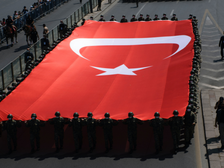 Αυτή η επικέντρωση της εσωτερικής πολιτικής στη διατήρηση υψηλής ανάπτυξης ασχέτως των υποκείμενων θεμελιωδών, σε συνδυασμό με την παγκόσμια οικονομική επιβράδυνση, αυξάνουν τον κίνδυνο χρηματοπιστωτικής αστάθειας στην Τουρκία.
