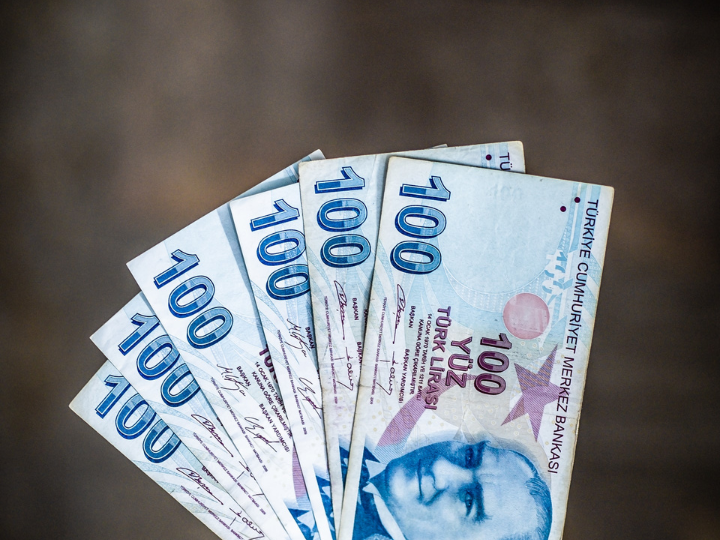 Ο επίσημος πληθωρισμός στην Τουρκία ανέρχεται στο 73,5%, αλλά ο πραγματικός υπολογίζεται στο 160%. Τα κρατικά ομόλογα διανύουν τη χειρότερη περίοδο των τελευταίων 14 ετών.