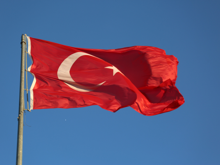 Τα περί ανθρωπίνων δικαιωμάτων της ΕΕ ξεχάστηκαν, όσο και αυτά της αποφυλάκισης Καβάλα και Ντεμιρτάς. Ανάλογη κολοτούμπα έκανε και η Ουάσινγκτον που «ξέχασε» caatsa και S-400, που ήταν η αφορμή για το άτυπο εμπάργκο, που είχε επιβληθεί στην Άγκυρα.