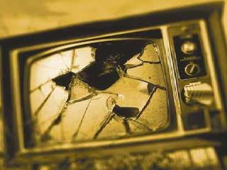 Υπό αυτές τις συνθήκες, η πολιτική και δημοσιογραφική ζωή της χώρας κυριαρχείται από μία ευρύτατη παρεοκρατία, η οποία θα μπορούσε να χαρακτηριστεί μία νέου τύπου φεουδαρχία. Μία φεουδαρχία η οποία, μπροστά στις τεράστιες οικονομικές και πνευματικές ζημιές που προκάλεσε, προσπάθησε να αποποιηθεί των ευθυνών της επιρρίπτοντας τα τερατουργήματά της στην Ευρώπη και την ισχυρότερη χώρα της, την Γερμανία. Έτσι, πολλοί καναλάρχες άνοιξαν τον δρόμο στις δυνάμεις της αυθαιρεσίας και του λαϊκίστικου κυνισμού, κάποιοι δε από αυτούς τους θλιβερούς καιροσκόπους πληρώνουν τα επίχειρα.